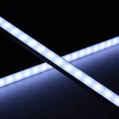 wasserdichte RGB LED-Leiste Out-Line IP54 – diffus – 96 × 5050 RGB LEDs – 680 Lumen – 19 W je Meter – 120° 24V DC