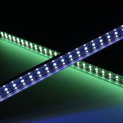 Triple Line RGBW LED-Leiste Slim-Line max – klar – 70x mehrfarbige 5050 RGB LEDs & 140x weiße 2835 CRI90+ LEDs je Meter – 120° 24V DC