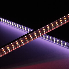 Triple Line RGBWW LED-Leiste Slim-Line max – klar – 70x mehrfarbige 5050 RGB LEDs & 140x warmweiße 2835 CRI90+ LEDs je Meter – 120° 24V DC