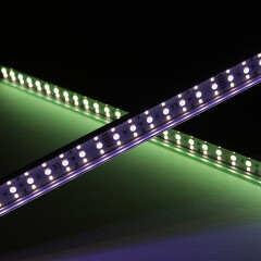 Triple Line RGBWW LED-Leiste Slim-Line max – klar – 70x mehrfarbige 5050 RGB LEDs & 140x warmweiße 2835 CRI90+ LEDs je Meter – 120° 24V DC