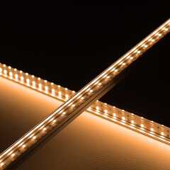 Triple Line RGBWW LED-Leiste Slim-Line max – klar – 70x mehrfarbige 5050 RGB LEDs & 140x warmweiße 2835 CRI90+ LEDs je Meter – 120° 24V DC