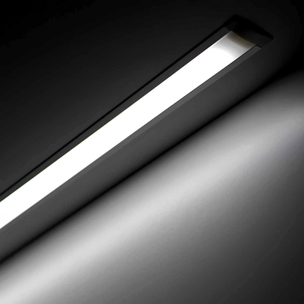 Constant Current LED Einbau-Leiste "Inside" | diffus tageslichtweiß | CRI 90+ 24VDC 120° | Wunschlänge 33cm | 72x 2835 LEDs | 633 Lumen | 5,7 Watt | nur Eingangskabel (Ausgang geschlossen)