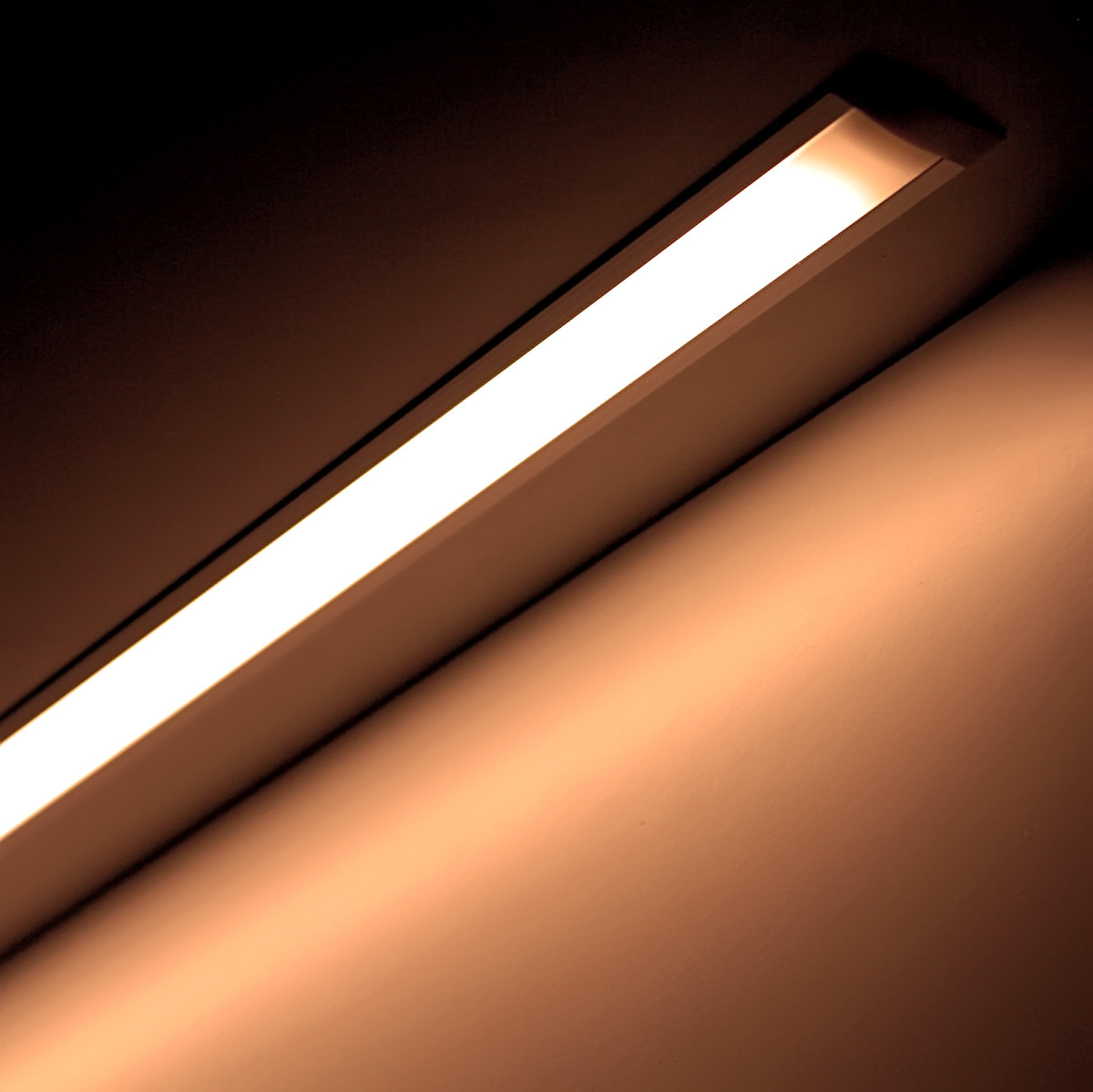 Constant Current LED Einbau-Leiste "Inside" | diffus warmweiß | CRI 90+ 24VDC 120° | Wunschlänge 136cm | 318x 2835 LEDs | 2544 Lumen | 25,2 Watt | nur Eingangskabel (Ausgang geschlossen)