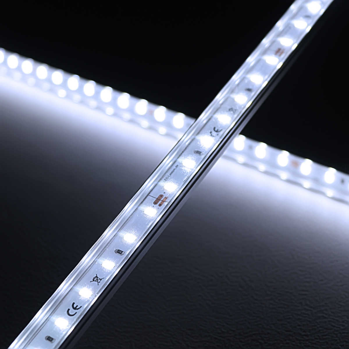230V LED Leiste flach & dimmbar | 120x 2835 LEDs - 16 Watt - 1840 Lumen je Meter | klar | tageslichtweiß 6300K 120° IP54 |