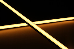 High Performance LED-Streifen 24V im Eckprofil Corner diffus – 240 × 2835 LEDs 19 W/m 2878 lm/m – warmweiß 2700 K