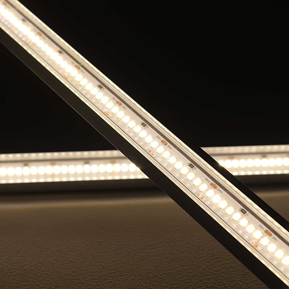 High Performance LED-Streifen 24V im Eckprofil Corner transparent, 240x  2835 LEDs 21W/m 3090 lm/m, neutralweiß 4000K