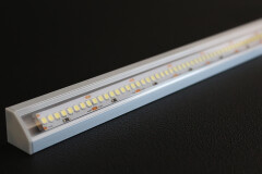 High Performance LED-Streifen 24V im Eckprofil Corner transparent – 240 × 2835 LEDs 21 W/m 3090 lm/m – neutralweiß 4000 K