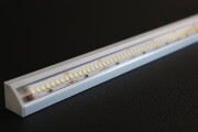 High Performance LED-Streifen 24V im Eckprofil Corner transparent – 240 × 2835 LEDs 19 W/m 2878 lm/m – warmweiß 2700 K