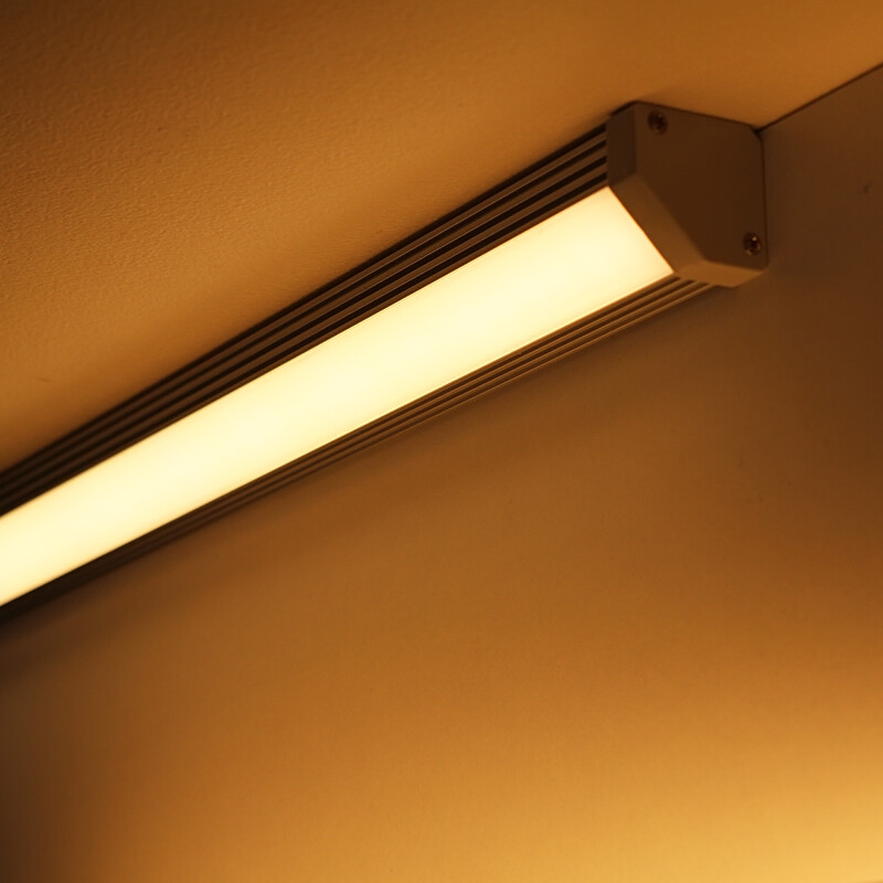 230V AC Eckleiste strong-EDGE COB LED wasserdicht (IP54) dimmbar diffus CRI90 – warmweiß 2700 K – 480x LEDs 12,2 W 1087 lm/m